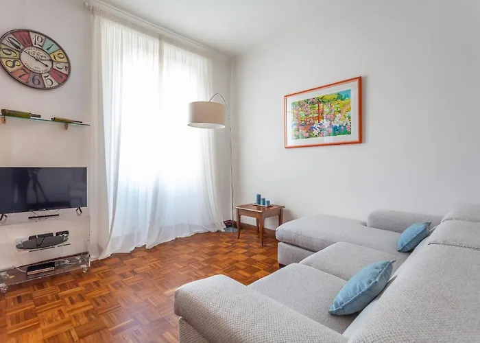 Modern 2bdr Vibrant Prati Neighborhood Apartamento Roma