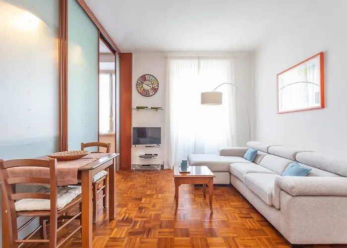 Modern 2bdr Vibrant Prati Neighborhood * Roma
