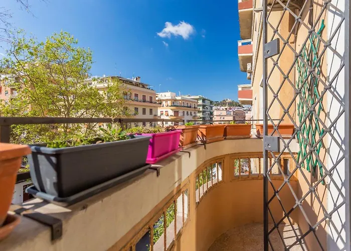 Modern 2bdr Vibrant Prati Neighborhood Apartamento Roma
